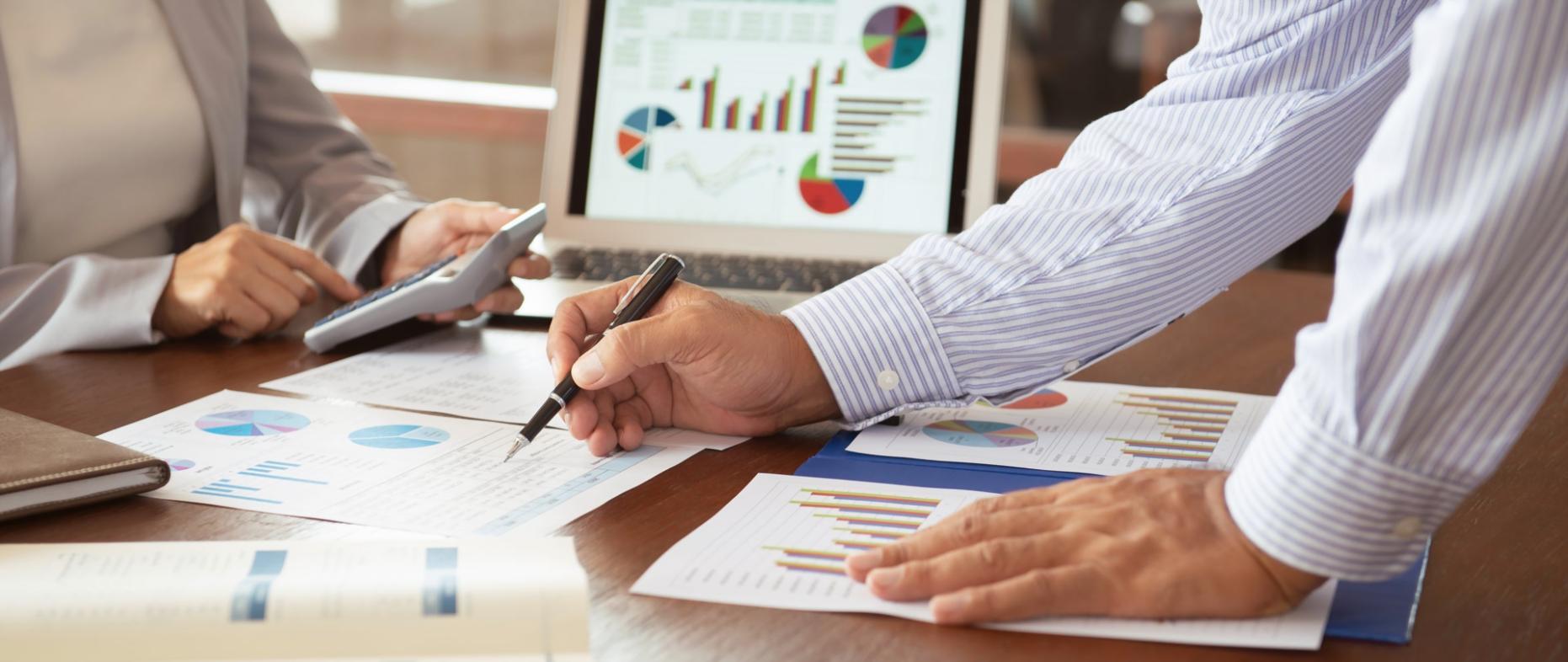 Detaillierte Finanzanalyse mit Charts und Kennzahlen auf einem Arbeitstisch