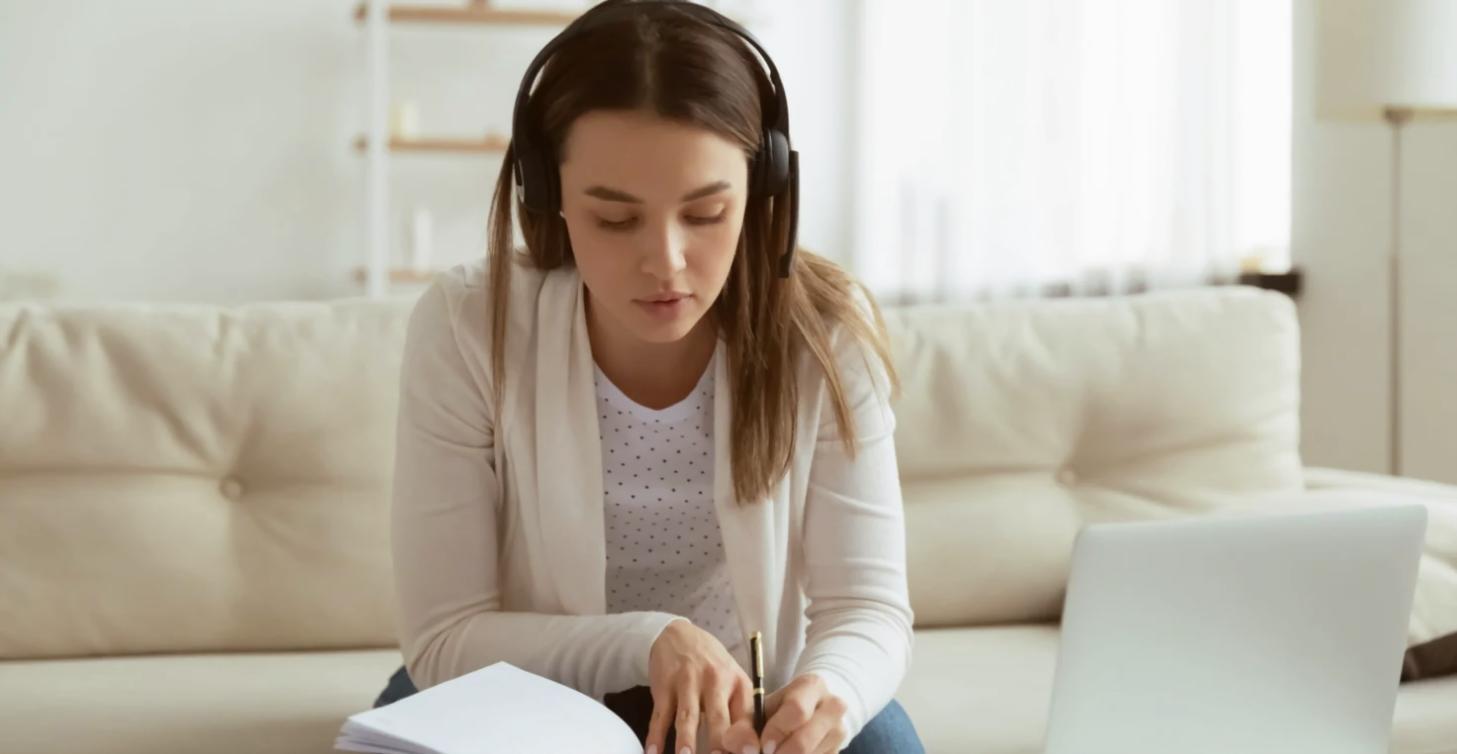 Teilnehmer arbeitet konzentriert mit Finanzdaten und Analysewerkzeugen